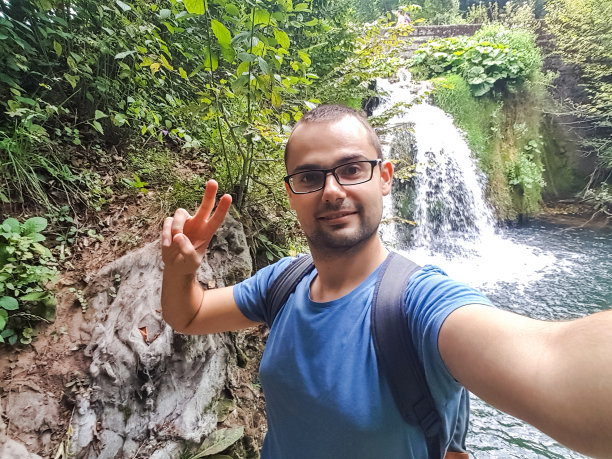 人们在瀑布边自拍图片下载