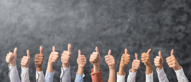 手显示拇指和符号ok的概念。图片下载