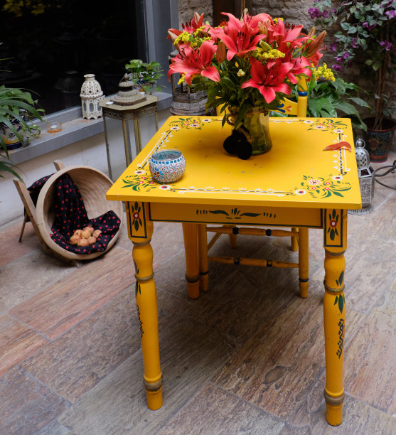 装饰成分，花，花瓶，桌子和工具。图片下载