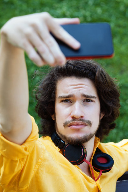 年轻人在自拍图片下载