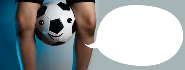 足球守门员脏了膝盖，把球夹在两腿之间图片下载
