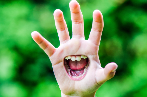 手拿着嘴大喊大叫图片下载