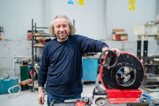 一个微笑的工人的肖像图片下载