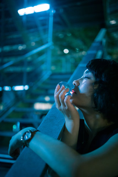一个晚上拿着水晶球的年轻女人图片下载
