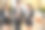 亚洲商务人士走进办公大楼。年轻的商人和女商人边走边聊。图片下载
