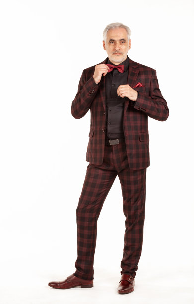 高级男子在优雅的深红色西装在白色孤立的背景图片下载