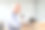 专注于工作的资深商人图片下载