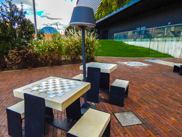 街上有几张摆着棋盘和一盏灯的桌子图片下载
