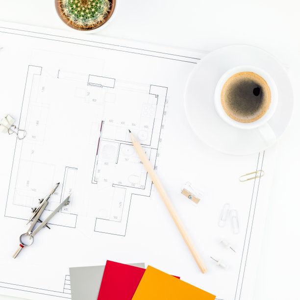 室内设计师桌子工作场所与房子的计划图片下载