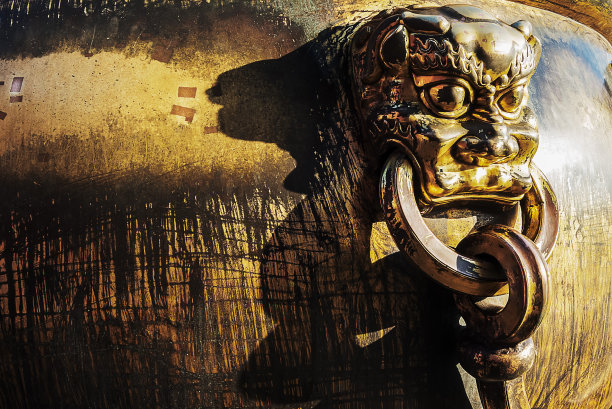 北京紫禁城青铜缸上的铜狮图片下载