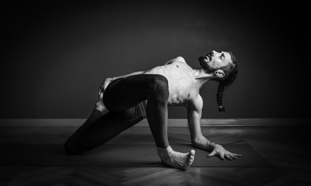 在瑜伽中做弓步姿势的人(猴子)图片下载