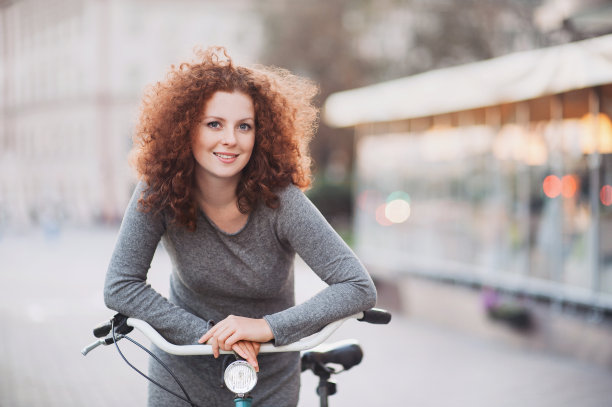 漂亮的年轻女子与自行车图片下载