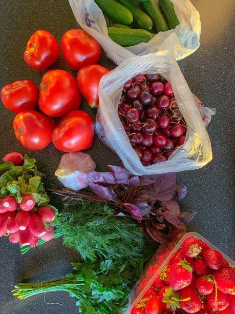 樱桃、番茄、萝卜、草莓、黄瓜、香菜等都摆上了菜场图片下载