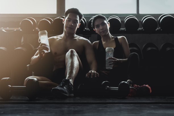 亚洲夫妇在健身房锻炼后放松图片下载