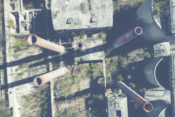 废弃工业区鸟瞰图。无人机从上面拍摄的照片。图片下载