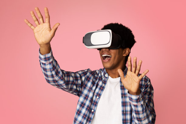 兴奋的少年有虚拟现实眼镜体验图片下载