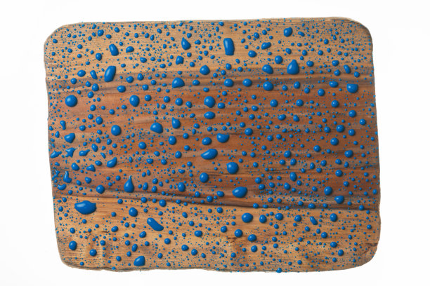 美丽的彩色水滴在木框上。蓝色的油漆滴。图片下载