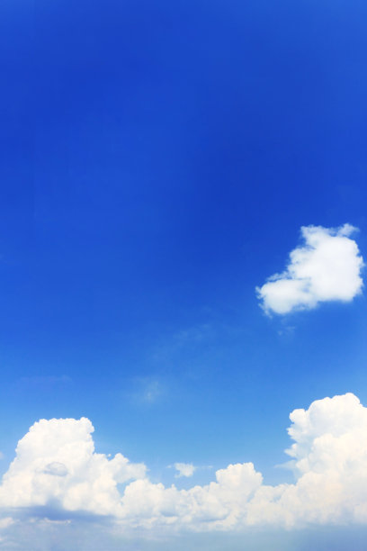 在晴朗的夏日天空中漂浮着积雨云的景观图片下载