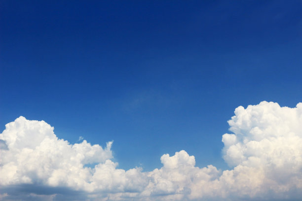 在晴朗的夏日天空中漂浮着积雨云的景观图片下载