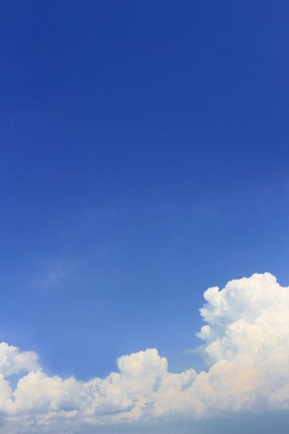 在晴朗的夏日天空中漂浮着积雨云的景观图片下载