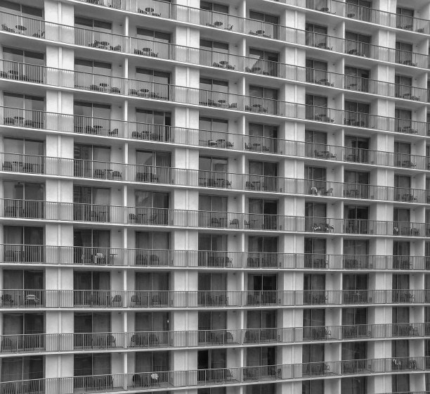 带阳台的公寓大楼的部分视图图片下载