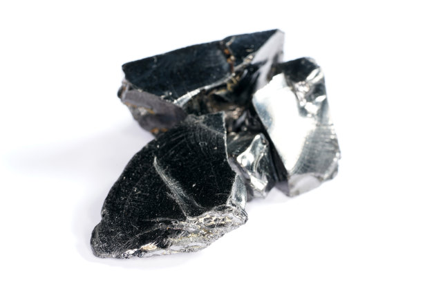 一种主要由碳元素组成的黑色岩石，拍出了高质量的照片。图片下载