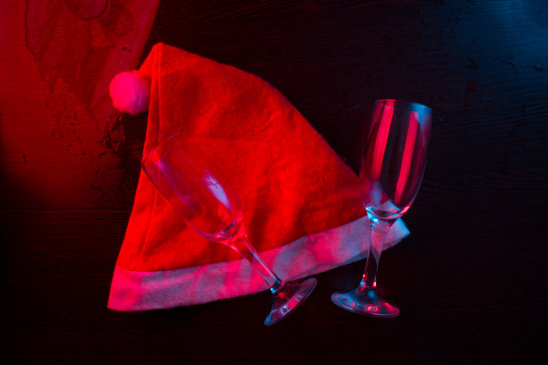 酒杯和红色的圣诞老人帽图片下载