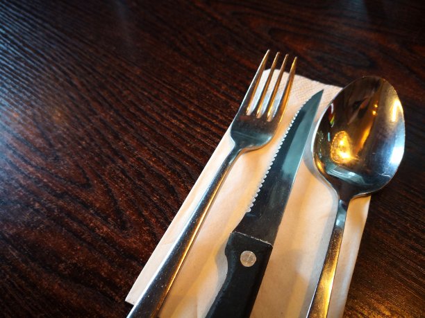 刀、匙、叉放在木桌上图片下载