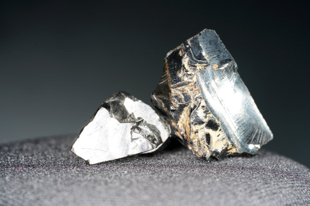 一种主要由碳元素组成的黑色岩石，拍出了高质量的照片。图片下载