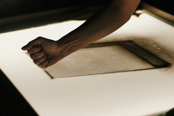 婚礼上的沙动画。暗室灯箱沙上手绘，创意沙展。沙上人物画图片下载