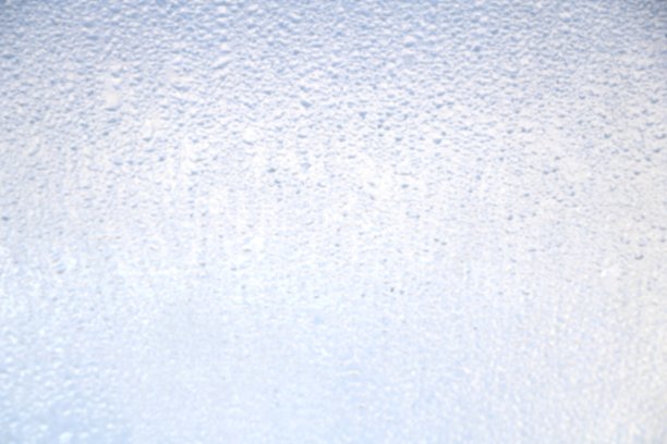 水滴在镜子上的汽车，模糊风格的背景图片下载