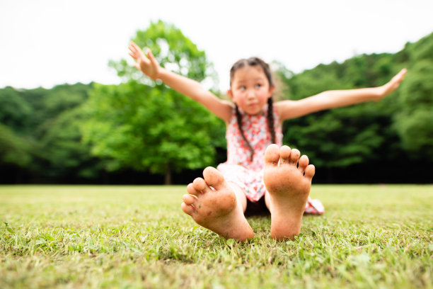 孩子的光脚沾满了泥图片下载