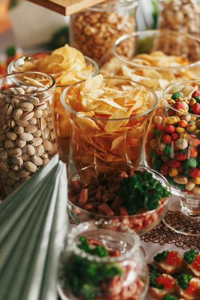 婚宴上美味的啤酒开胃菜。薯片，咸坚果，开心果，奶酪零食在婚礼或圣诞宴会上。豪华餐饮概念。啤酒酒吧图片下载