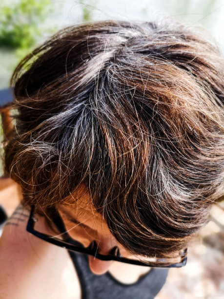 一位白发苍苍的中年妇女图片下载