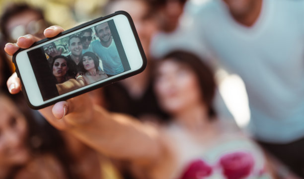 朋友们一起自拍图片下载