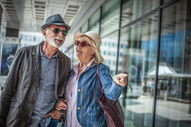 购物中的老年夫妇图片下载