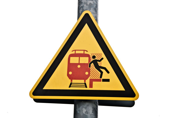 注意火车站的间隙警告标志图片下载