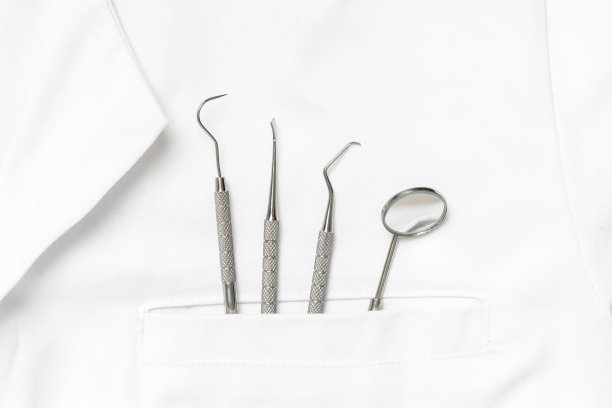 医生制服口袋里的医疗设备图片下载