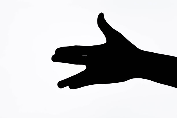 侧影手势张开嘴的狗图片下载