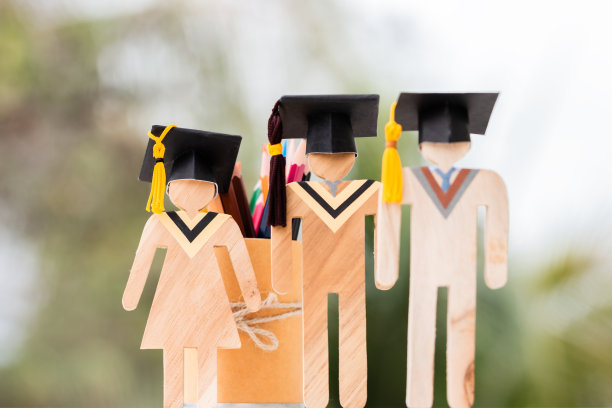教育学习理念，大学知识成就留学国际，另类学习理念。模特毕业庆典铅笔盒背景，回到学校。图片下载