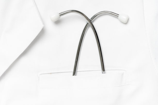 医生制服口袋里的医疗设备图片下载