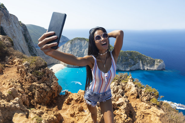 无忧无虑的亚洲女人在扎金索斯岛自拍图片下载