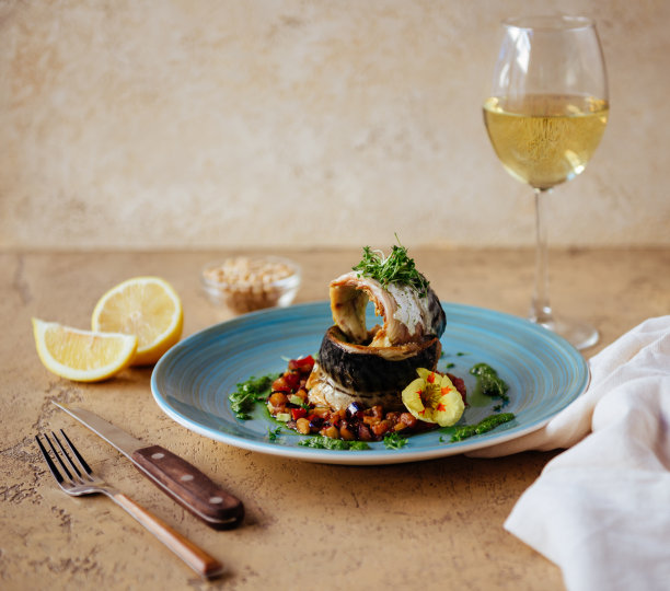 熏鲭鱼在木制背景图片下载