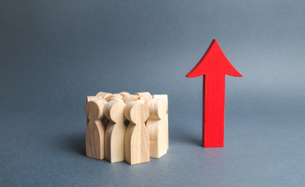 一群人出现了，红色的箭头向上。追求自我发展和提高的理念。增加参与者、居民或客户的数量。人口增长,工人。图片下载