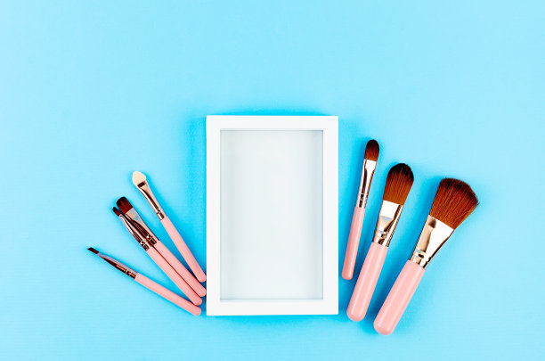 蓝色背景上的各种化妆笔刷图片下载