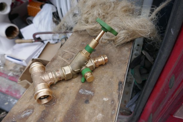 水管工组装车里的一堆工具和材料。图片下载