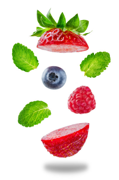 新鲜的红色草莓与叶片在白色的背景图片下载