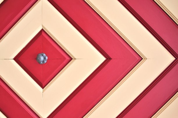 红色和奶油色几何微距门照片图片下载