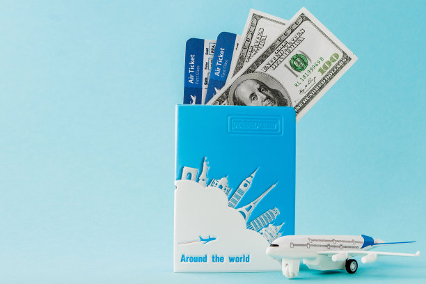 护照，美元，飞机和蓝色背景的机票。旅行概念，复制空间图片下载