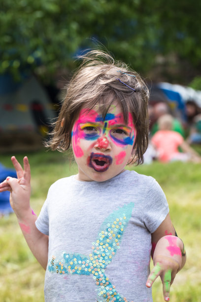 微笑的女孩用脸艺术画像老虎，小男孩做脸画，万圣节晚会，孩子用滑稽的脸画图片下载